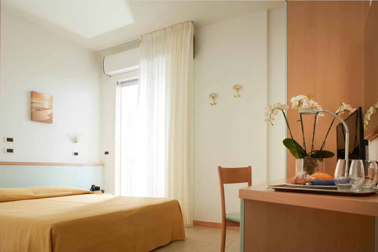 Hotel Pelikan Lignano Sabbiadoro Exterior photo