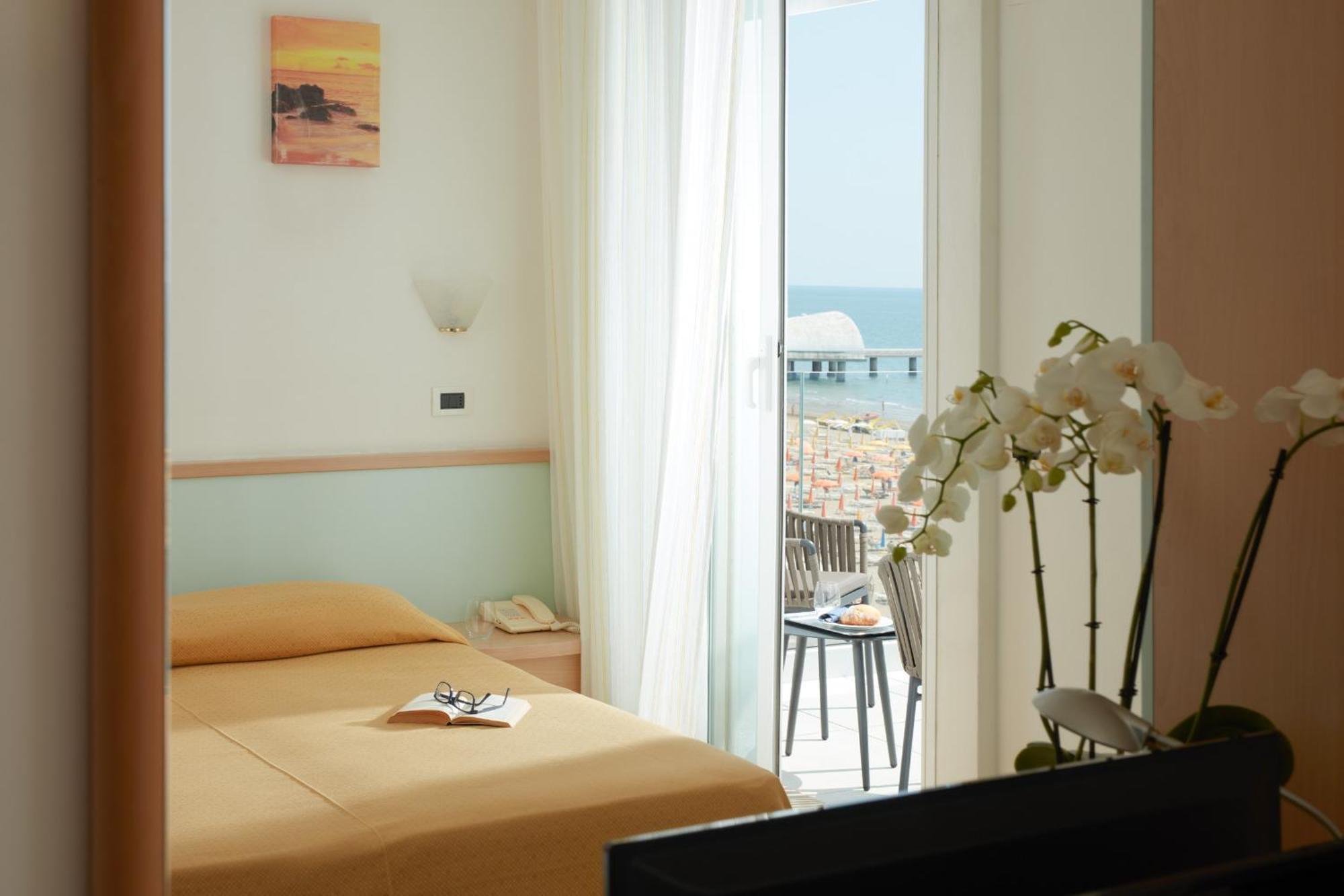 Hotel Pelikan Lignano Sabbiadoro Exterior photo