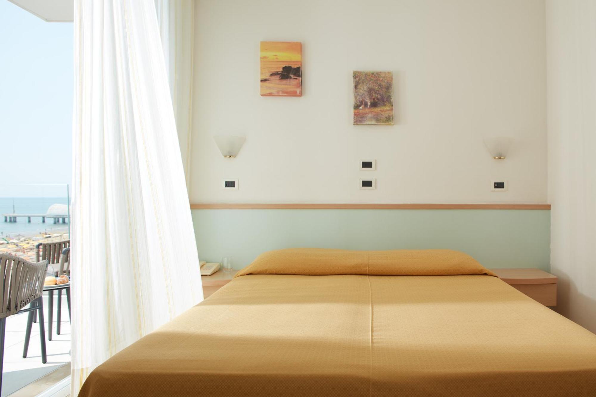 Hotel Pelikan Lignano Sabbiadoro Exterior photo